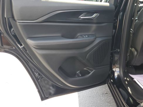 Used 2025 Jeep Grand Cherokee Laredo image 11