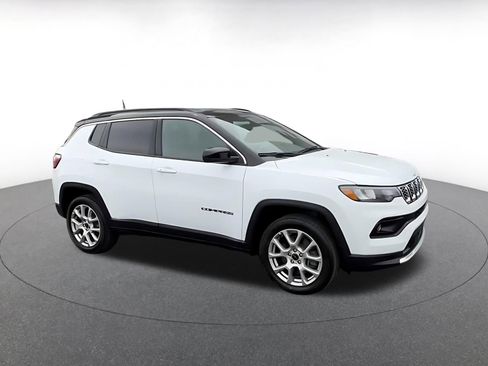 Used 2025 Jeep Compass Limited AWD/4WD image 2