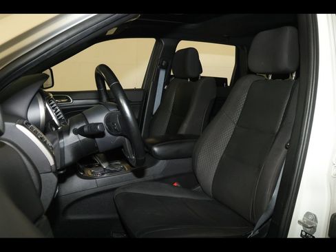 Used 2021 Jeep Grand Cherokee Laredo AWD/4WD image 23