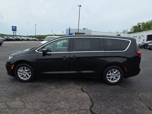 Used 2023 Chrysler Pacifica Touring-L FWD image 5