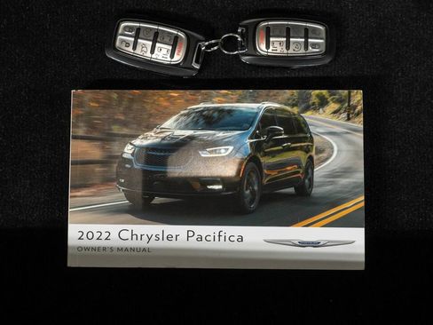 Used 2022 Chrysler Pacifica Limited w/ Uconnect Theater Family Group image 56