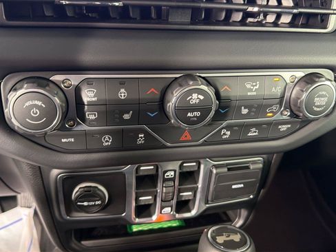 Used 2026 Jeep Wrangler Unlimited Sahara AWD/4WD image 28