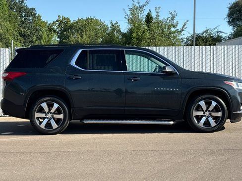 Used 2021 Chevrolet Traverse LT w/ LT Premium Package image 3