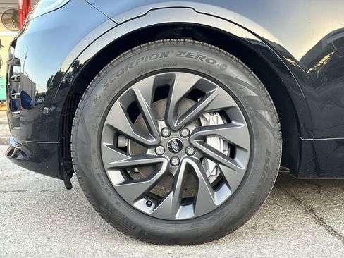 Used 2024 Land Rover Discovery Dynamic SE image 19