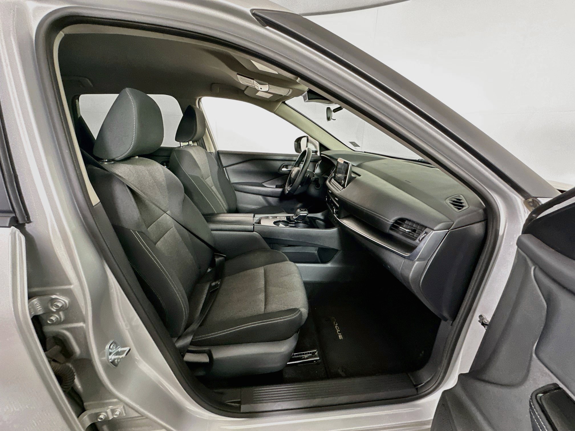 Used 2025 Nissan Rogue SV FWD image 32
