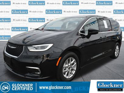 Used 2025 Chrysler Pacifica Select