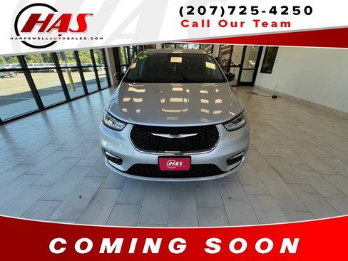 Used 2024 Chrysler Pacifica Touring-L FWD image 9