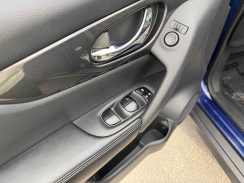 Used 2017 Nissan Rogue SV image 17