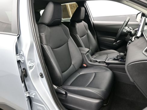 Used 2026 Toyota Corolla Cross XLE w/ Convenience Package image 13