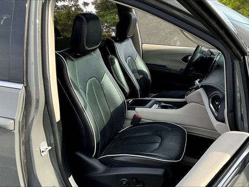 Used 2022 Chrysler Pacifica Limited image 33