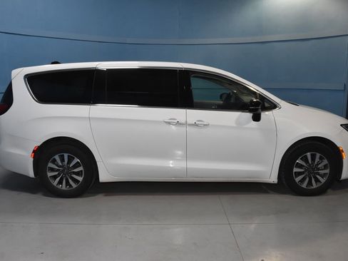 Used 2024 Chrysler Pacifica Select image 24
