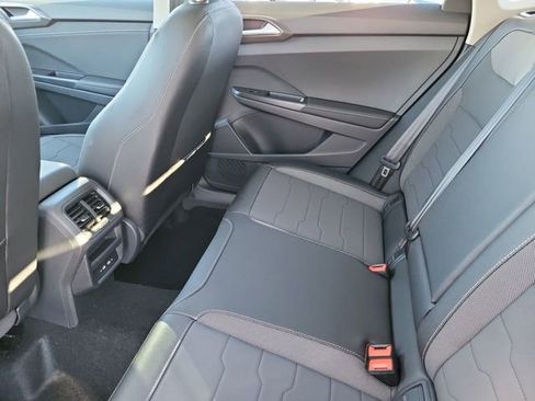 New 2026 Volkswagen Taos SE image 13