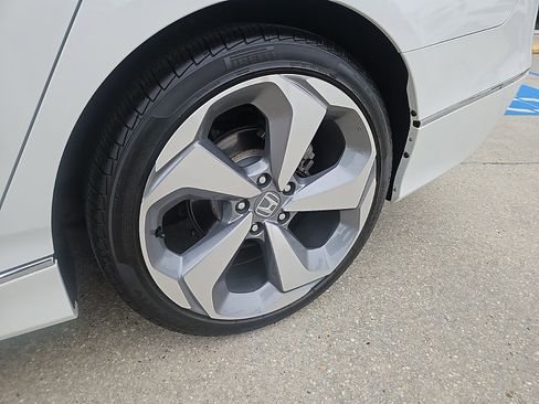 Used 2018 Honda Accord Touring image 3