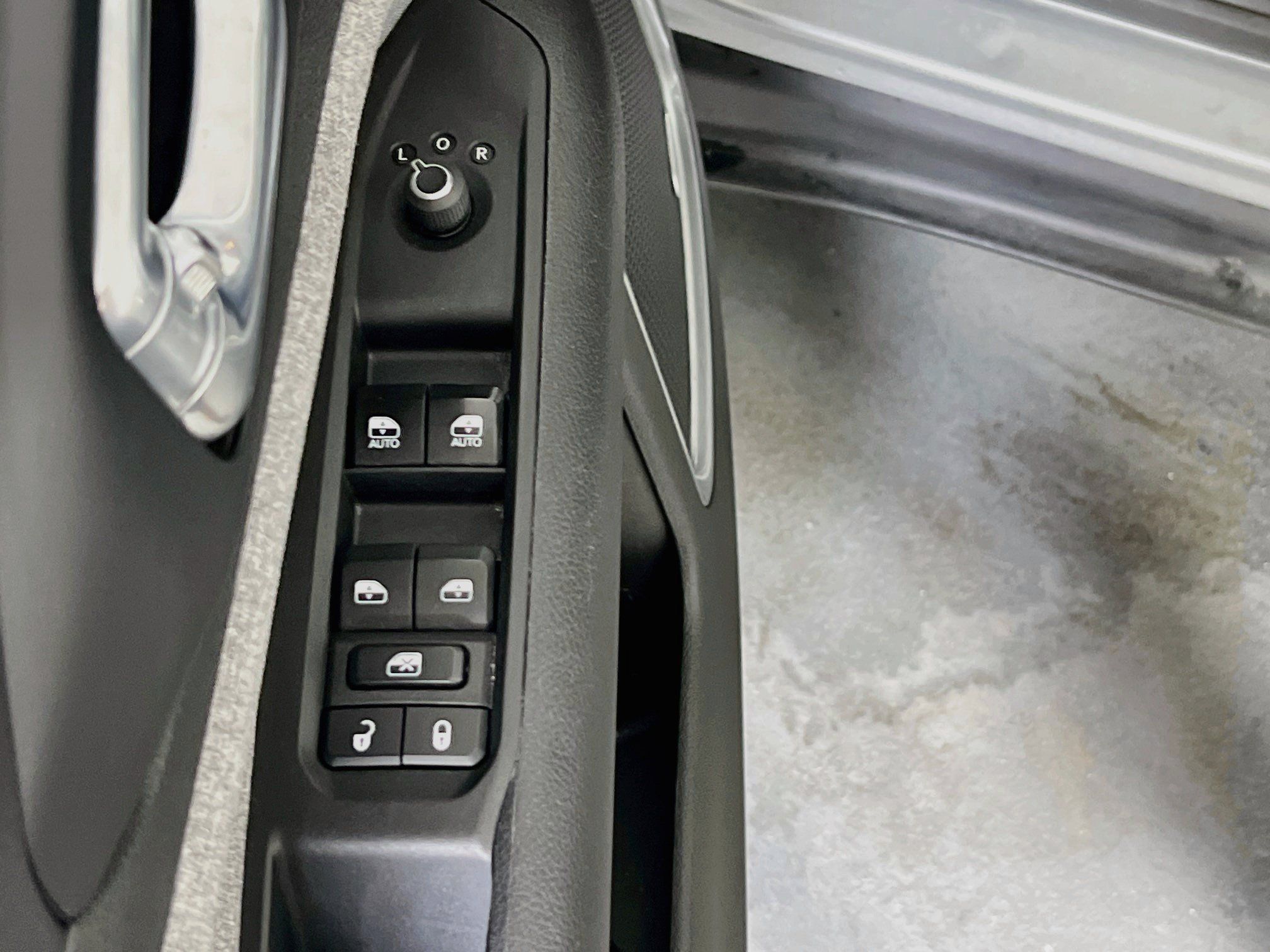 Used 2024 Jeep Compass Latitude w/ Sun and Sound Group AWD/4WD image 17