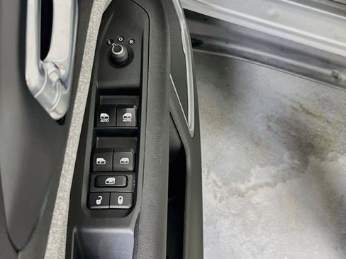 Used 2024 Jeep Compass Latitude w/ Sun and Sound Group AWD/4WD image 17
