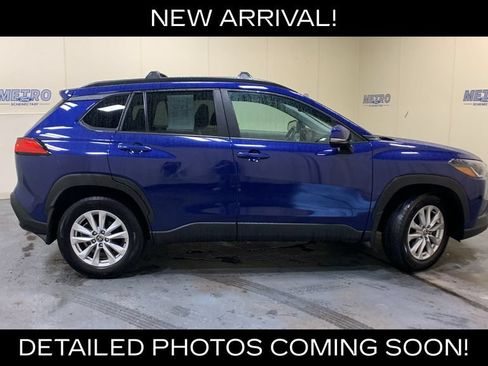 Used 2022 Toyota Corolla Cross LE AWD/4WD image 2