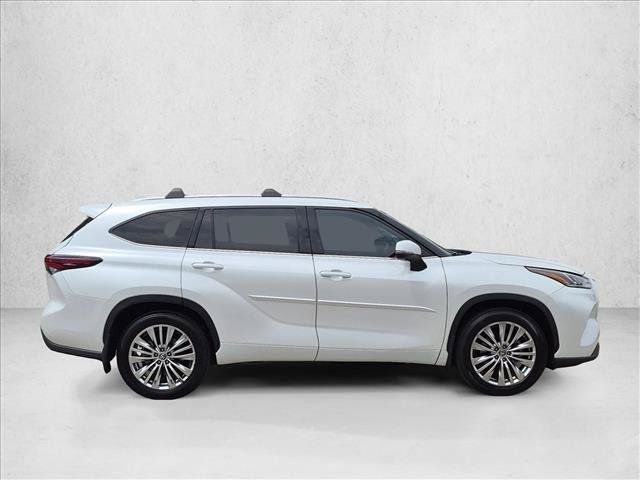 Used 2024 Toyota Highlander Platinum AWD/4WD image 4