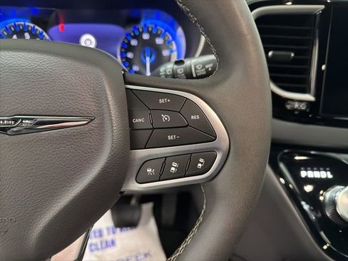 Used 2025 Chrysler Pacifica Select image 18