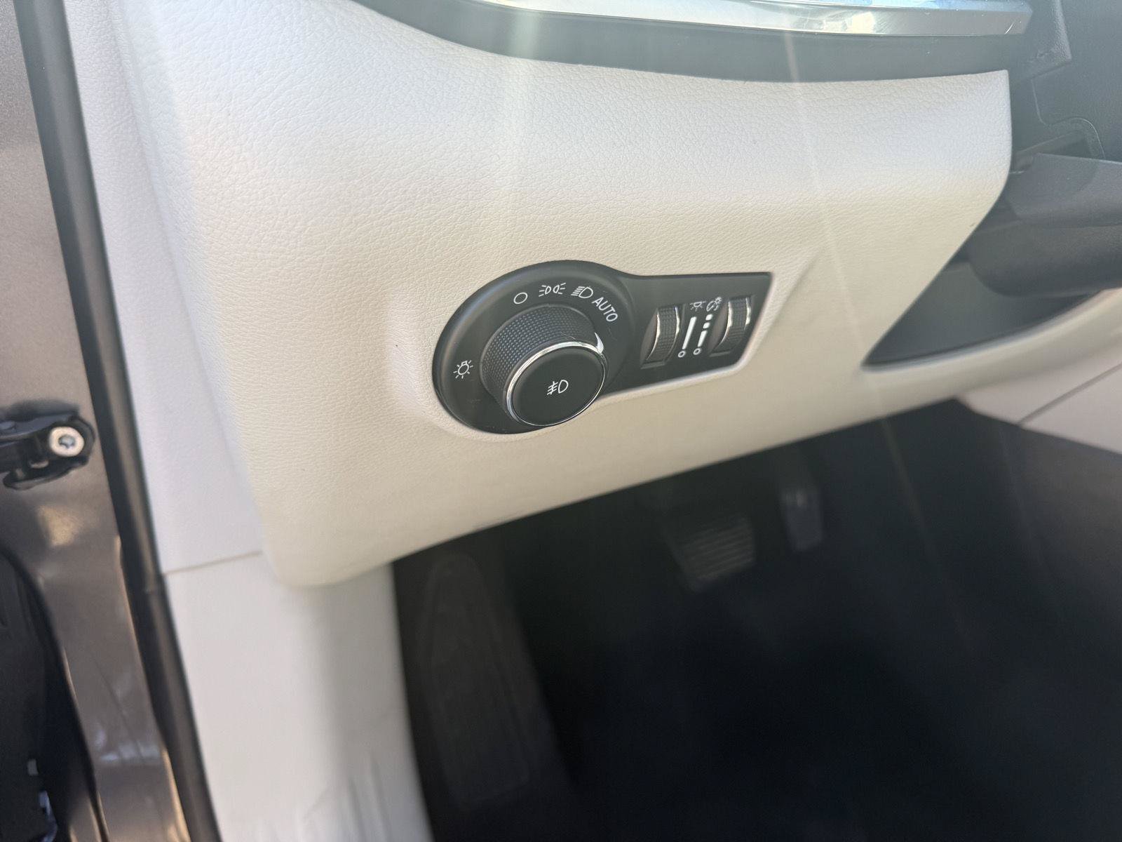 Used 2022 Jeep Compass Limited w/ Sun and Sound Group AWD/4WD image 11