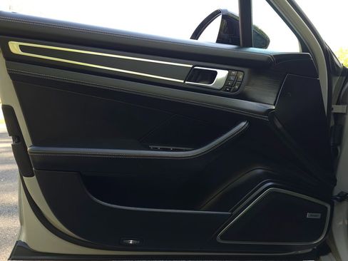 Used 2020 Porsche Panamera 4S image 36