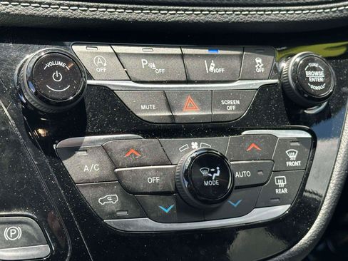 Used 2025 Chrysler Pacifica Limited FWD image 26