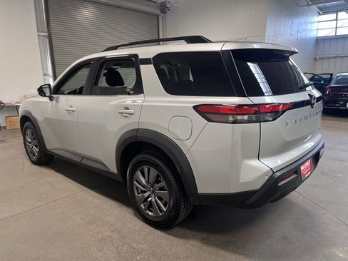 Used 2024 Nissan Pathfinder SV image 5