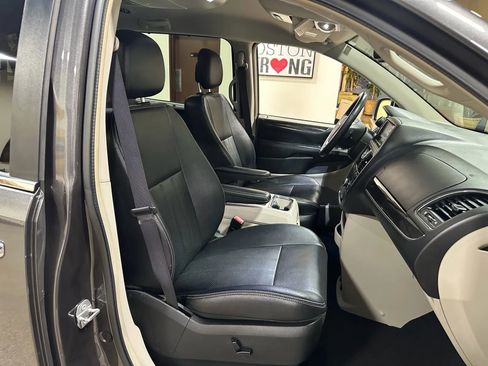 Used 2016 Chrysler Town & Country Touring-L w/ Driver Convenience Group image 32