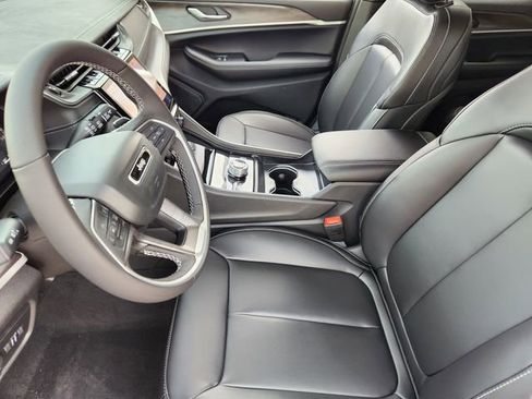 New 2025 Jeep Grand Cherokee Limited image 9