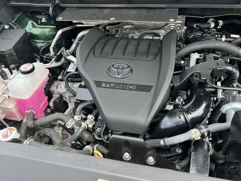 Used 2024 Toyota Highlander XLE AWD/4WD image 28