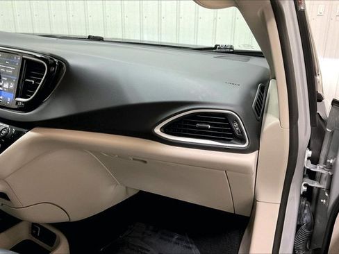 Used 2024 Chrysler Pacifica Touring-L FWD image 16