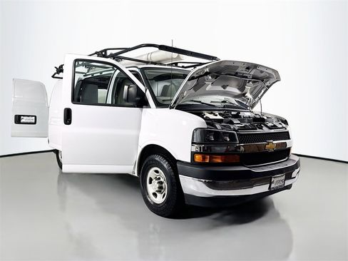Used 2021 Chevrolet Express 3500 w/ Driver Convenience Package image 17