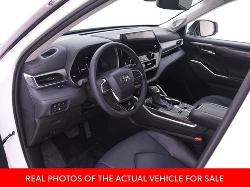 Used 2026 Toyota Highlander Limited image 3
