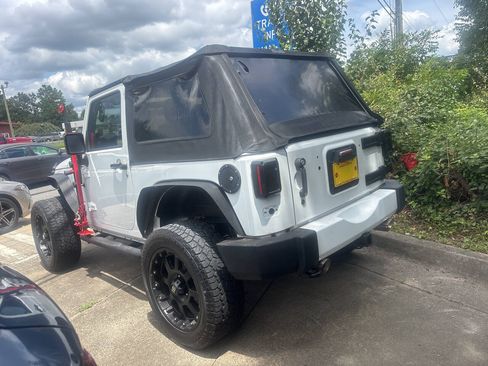 Used 2012 Jeep Wrangler Sport w/ Connectivity Group AWD/4WD image 7