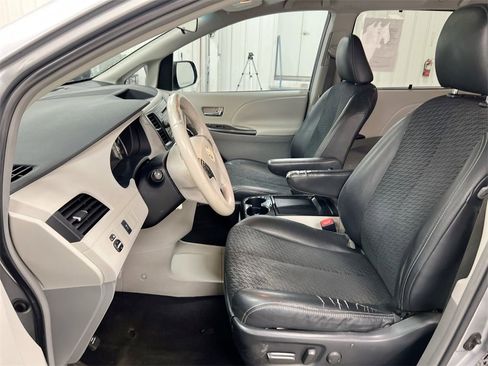Used 2011 Toyota Sienna SE image 18