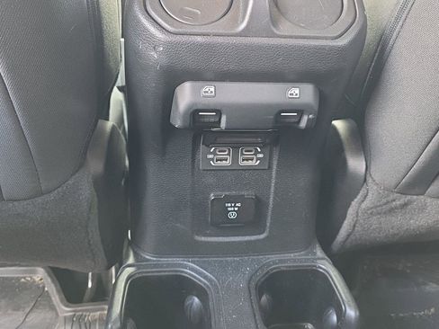 Used 2023 Jeep Wrangler Unlimited Rubicon w/ LED Lighting Group AWD/4WD image 33