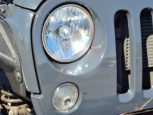 Used 2016 Jeep Wrangler Unlimited Rubicon image 9