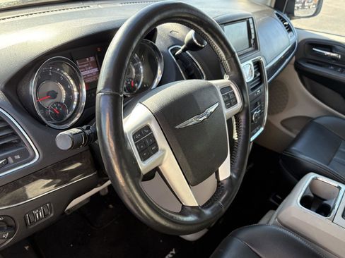 Used 2015 Chrysler Town & Country Touring-L w/ Driver Convenience Group image 8