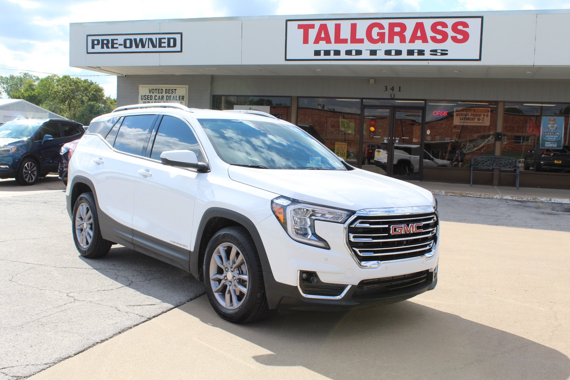 Used 2022 GMC Terrain SLT w/ Tech Package FWD image 1