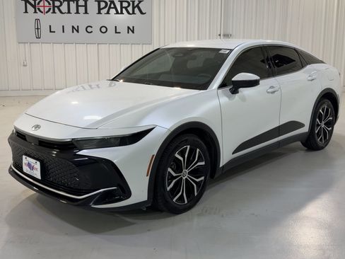 Used 2023 Toyota Crown XLE image 5