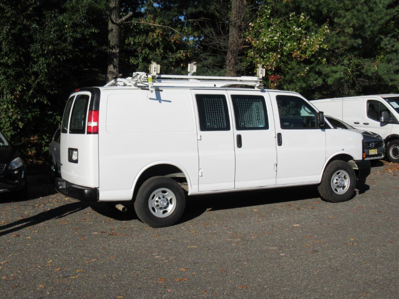 Used 2017 Chevrolet Express 2500 RWD image 21