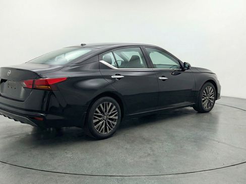 Used 2025 Nissan Altima 2.5 SV image 9