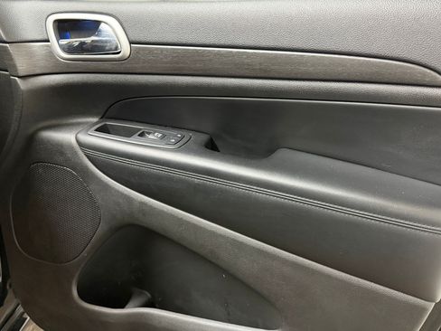 Used 2018 Jeep Grand Cherokee Altitude AWD/4WD image 38