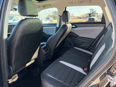 Used 2022 Volkswagen Taos SEL image 29