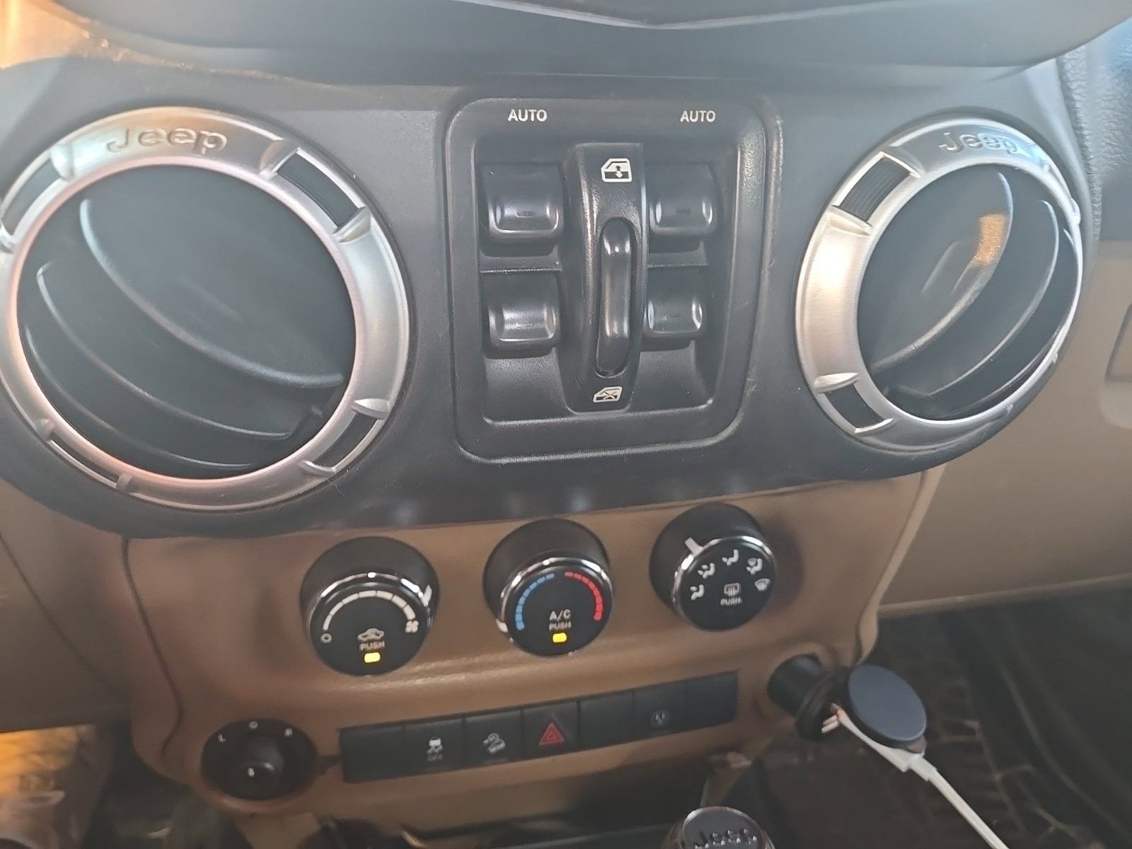Used 2015 Jeep Wrangler Unlimited Rubicon w/ Connectivity Group AWD/4WD image 13