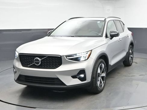 Used 2024 Volvo XC40 B5 Plus AWD/4WD image 3