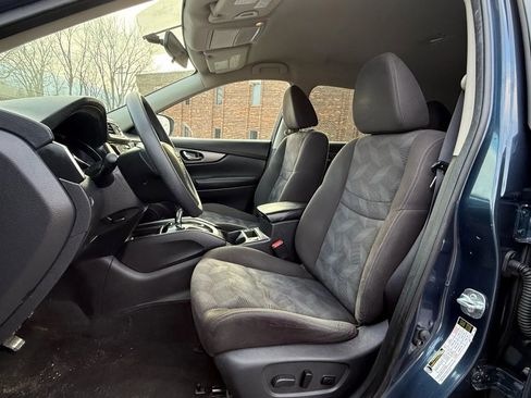 Used 2015 Nissan Rogue SV w/ SV Premium Package image 2