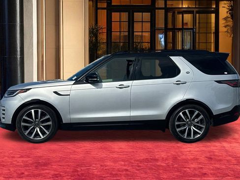 Used 2024 Land Rover Discovery Dynamic SE image 3