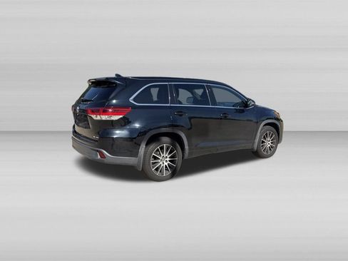Used 2017 Toyota Highlander SE AWD/4WD image 4