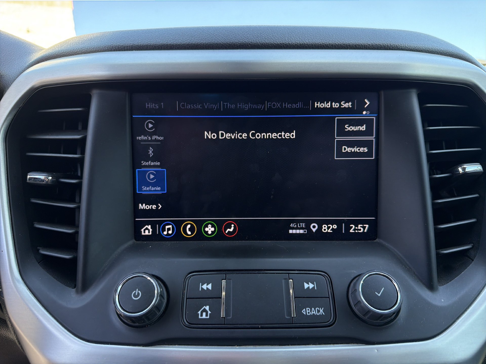 Used 2023 GMC Acadia SLE w/ Driver Convenience Package FWD image 4