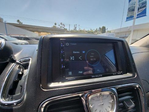 Used 2016 Chrysler Town & Country Touring image 13